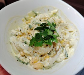 Салат с кальмарами