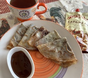 Творожные блинчики со сладким топпингом