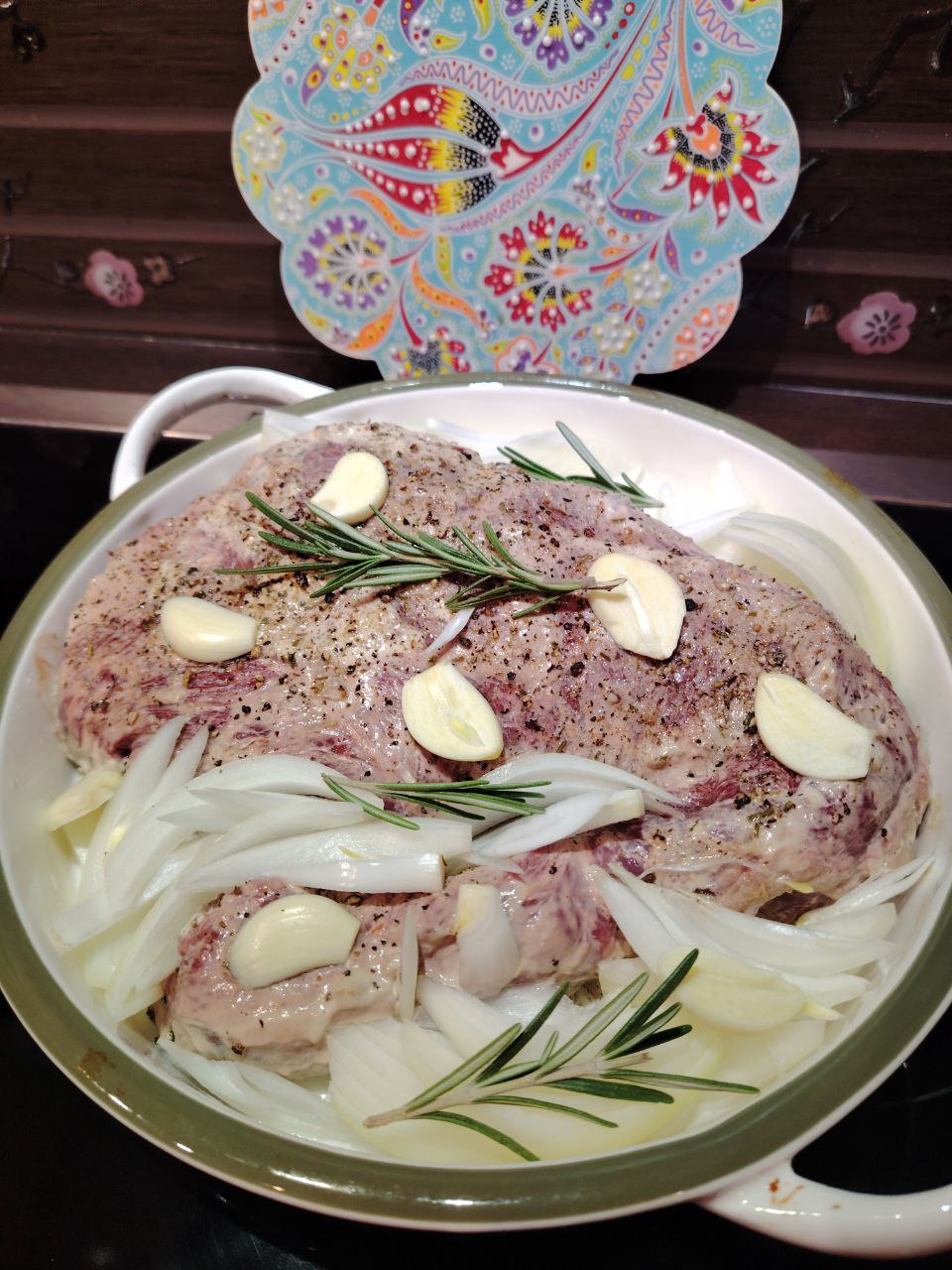 Говядина запеченная с луком и розмарином