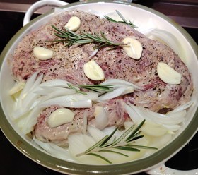 Говядина запеченная с луком и розмарином