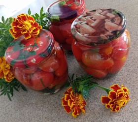 Помидоры маринованные с бархатцами