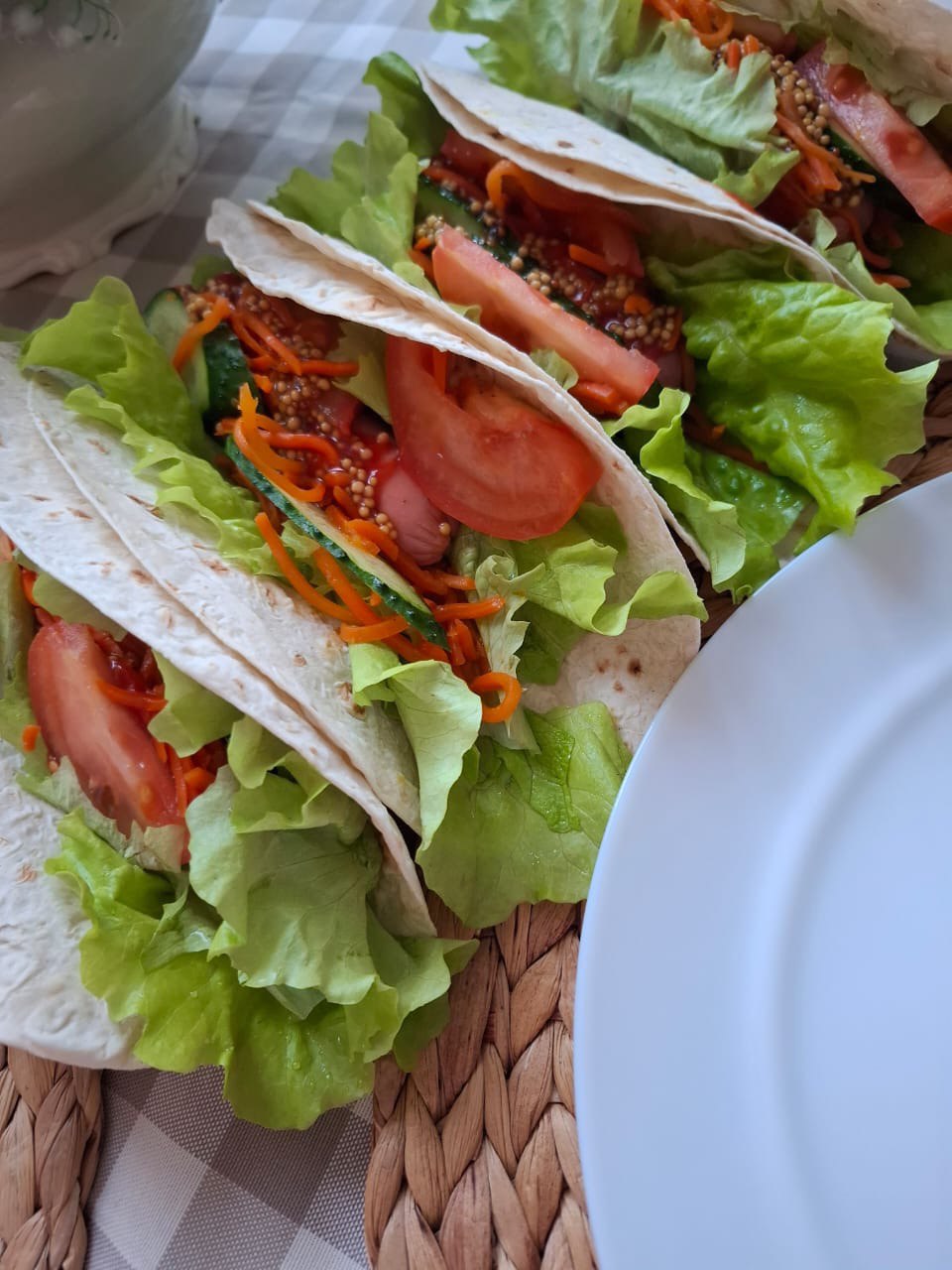 Сосиски под овощами