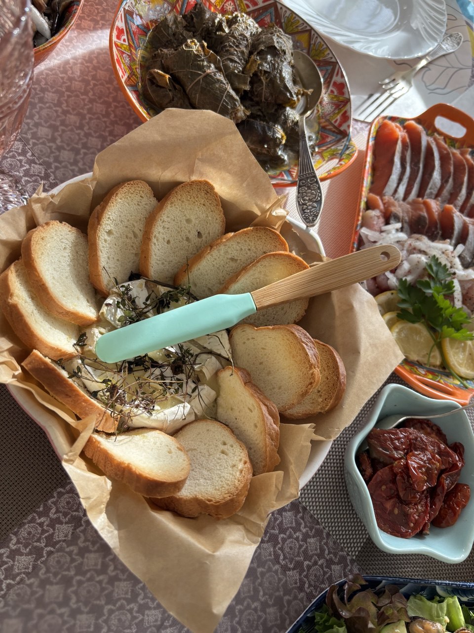 Бри запеченный с вялеными томатами