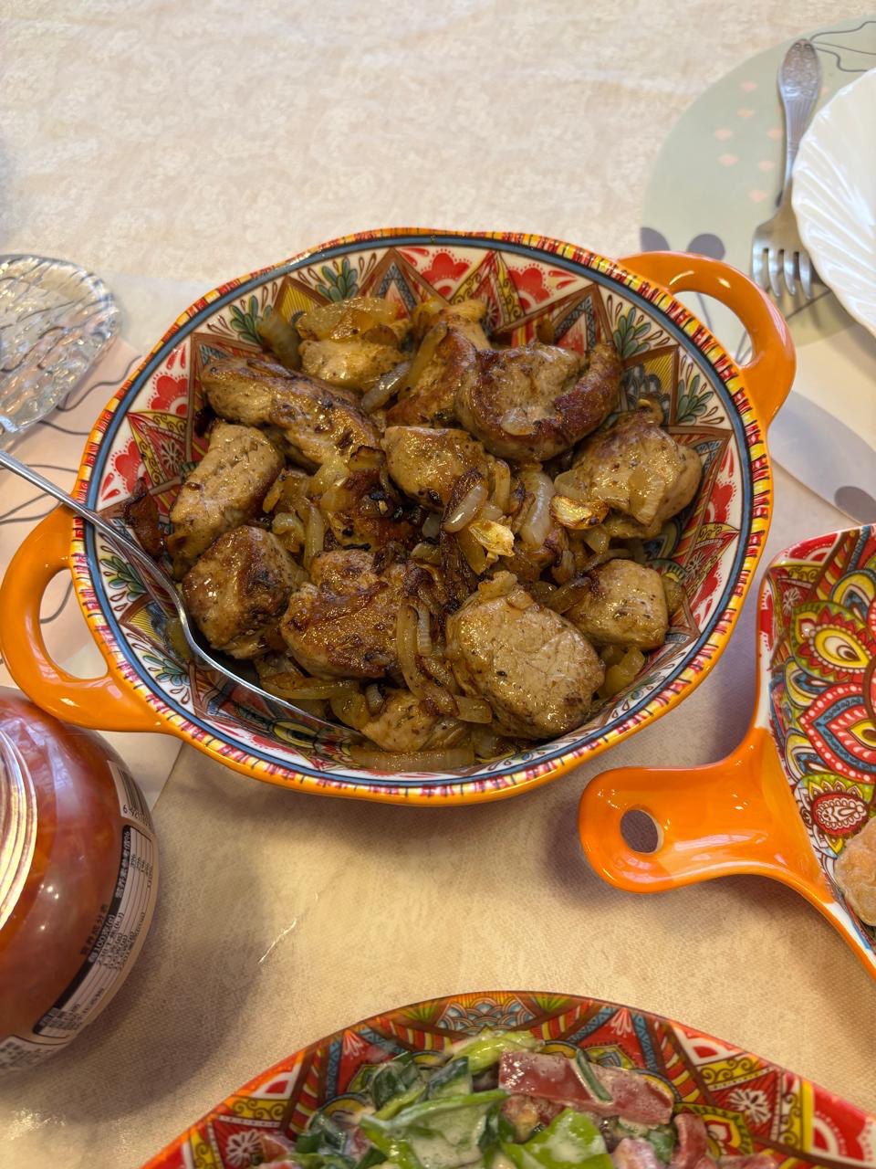 Свиная вырезка жареная с луком