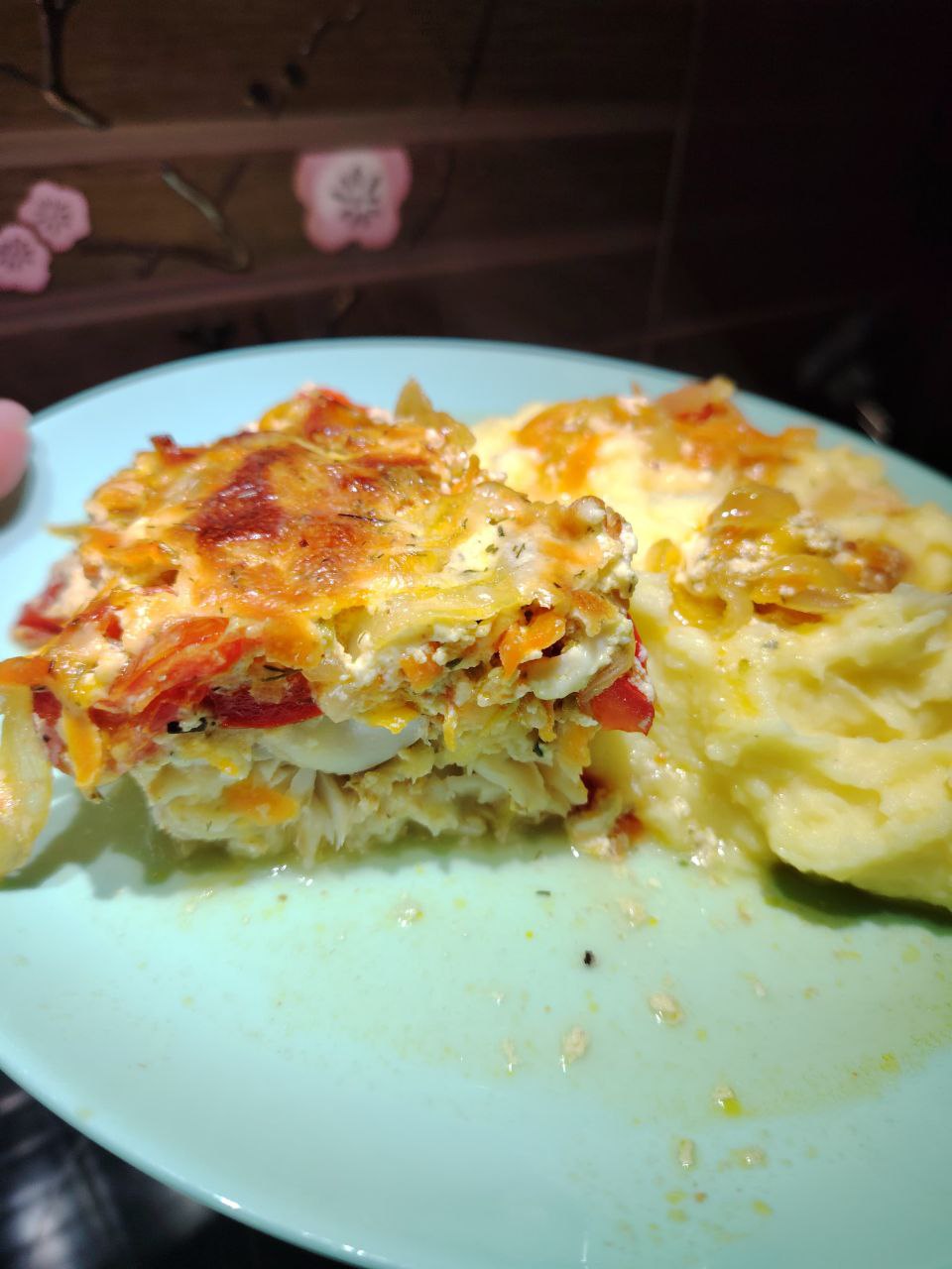 Минтай под овощной шапкой со сметано сырным соусом