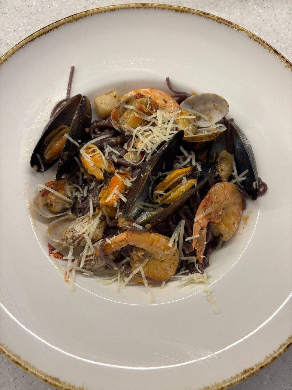 Черные спагетти с морепродуктами