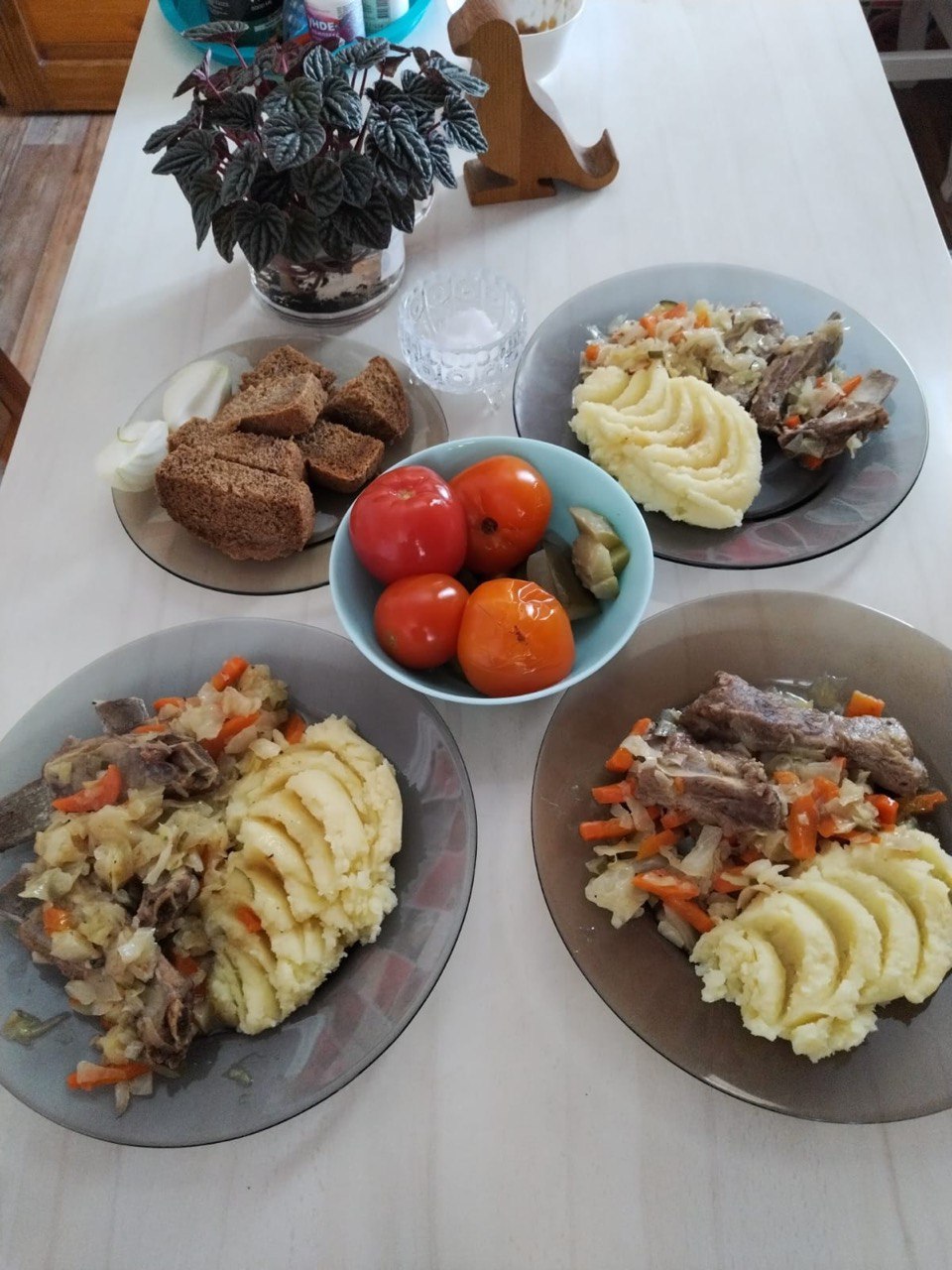 Ребрышки тушеные с овощами