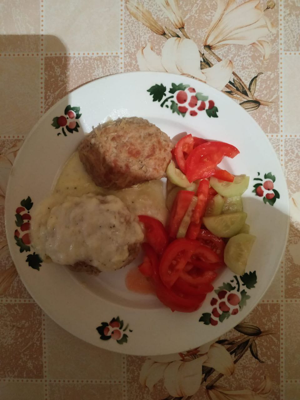 Котлетки с овощным салатом