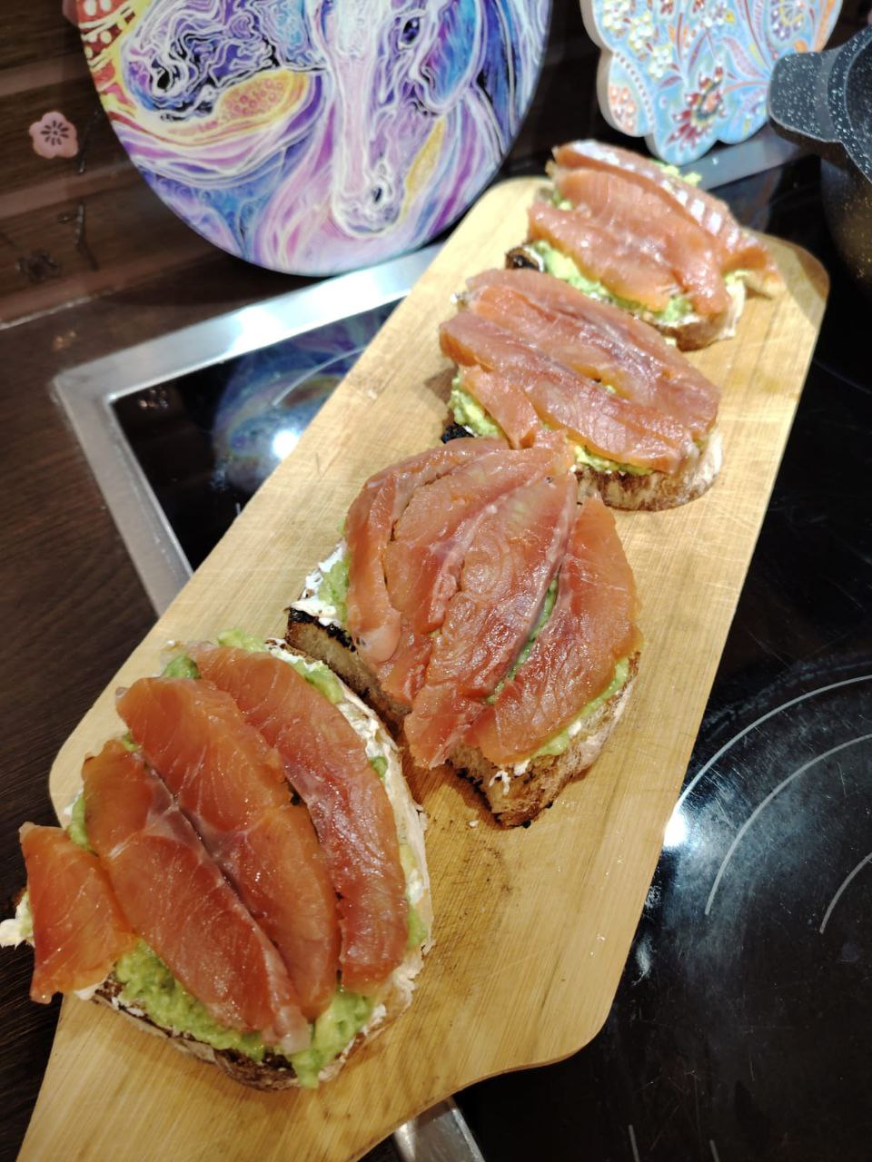 Бутерброды с авокадо и форелью