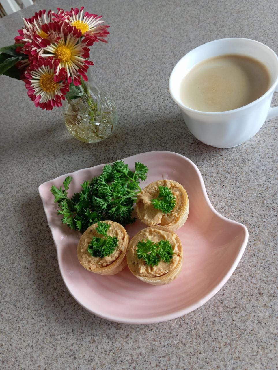 Хумус с вялеными томатами