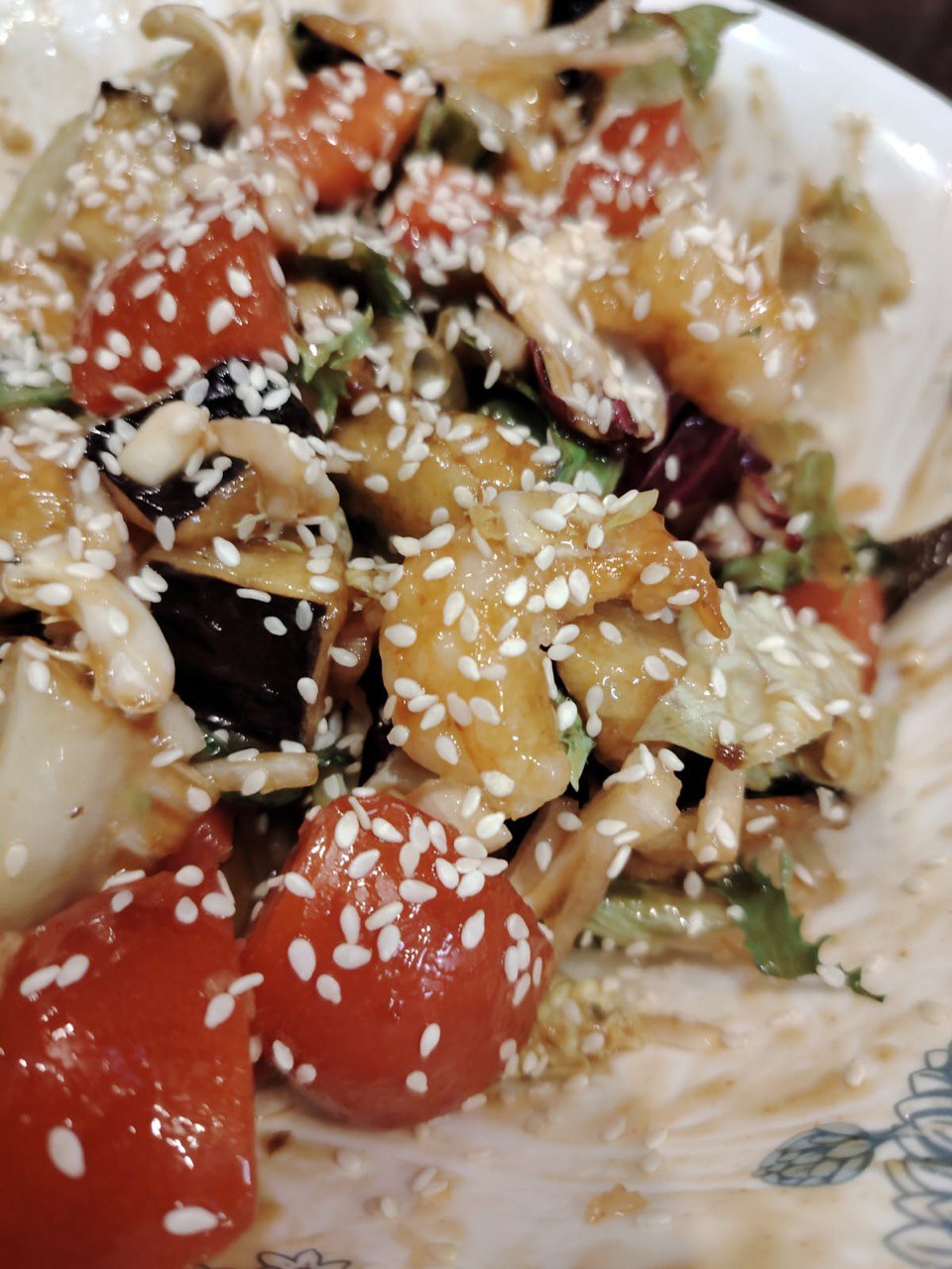 Салат с хрустящими баклажанами и крветками