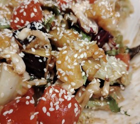 Салат с хрустящими баклажанами и крветками