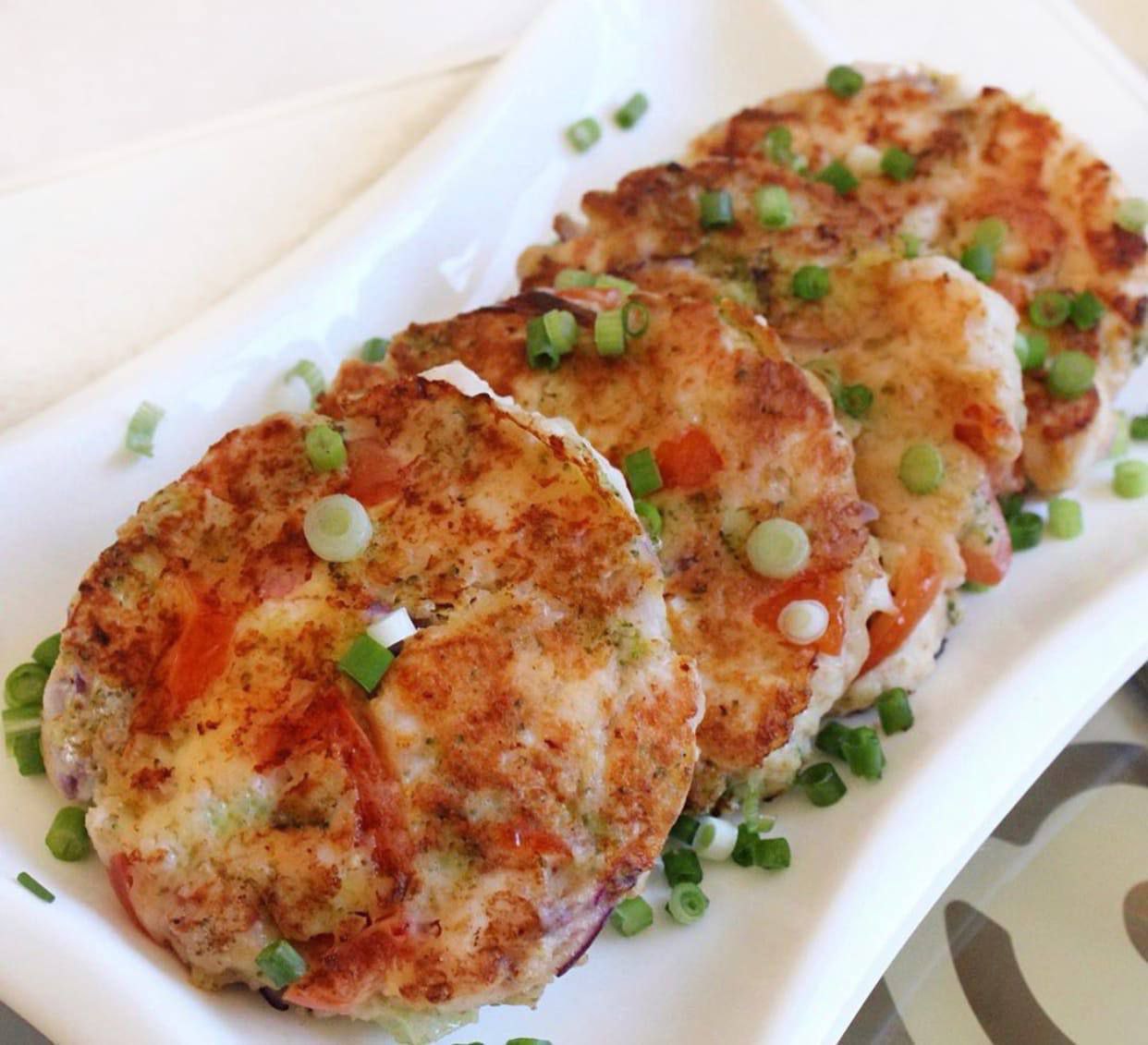 Куриные оладьи с брокколи, помидором и сыром