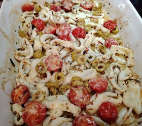 Кальмары с томатами и базиликом