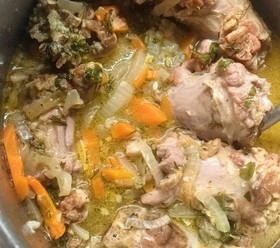 Шеи индейки в соусе с овощами