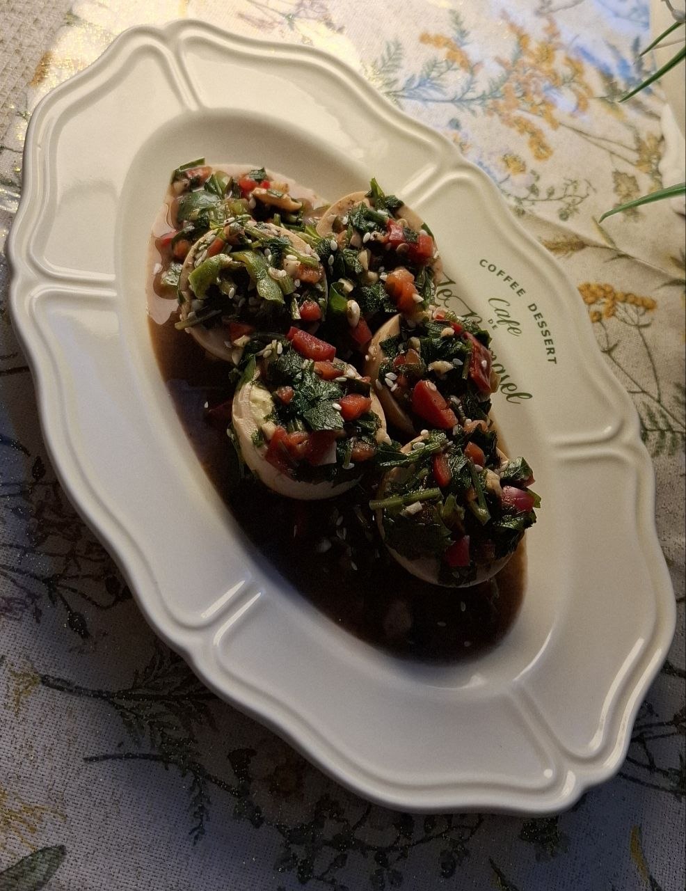 Яйца маринованные в соевом соусе.