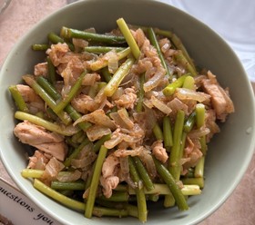 Молодые стрелки чеснока с куриной грудкой.