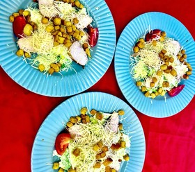 Салат Цезарь  с курицей.