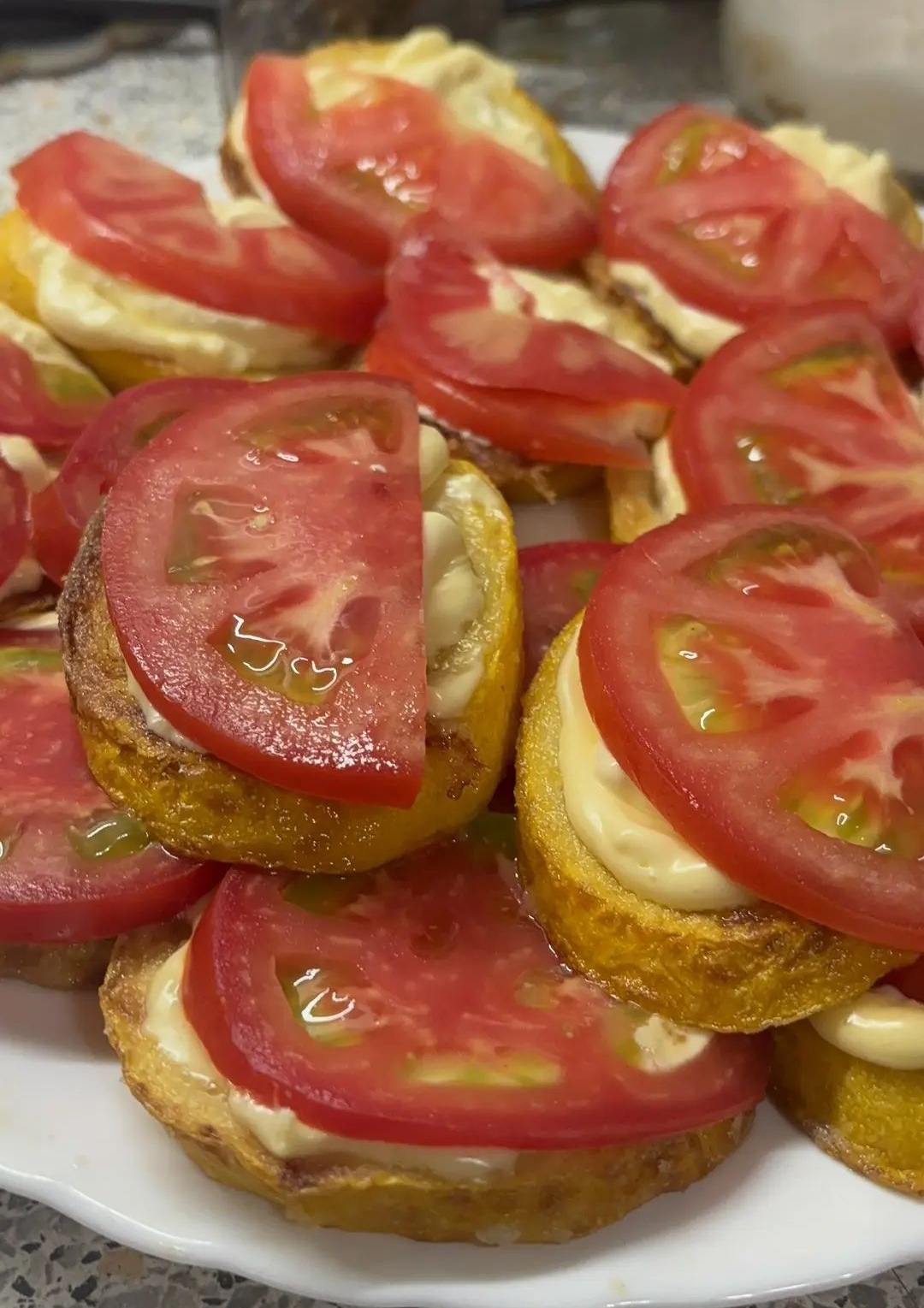 Закуска из кабачков с чесночным соусом и помидорами.