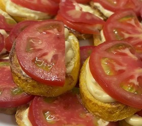 Закуска из кабачков с чесночным соусом  и помидорами.