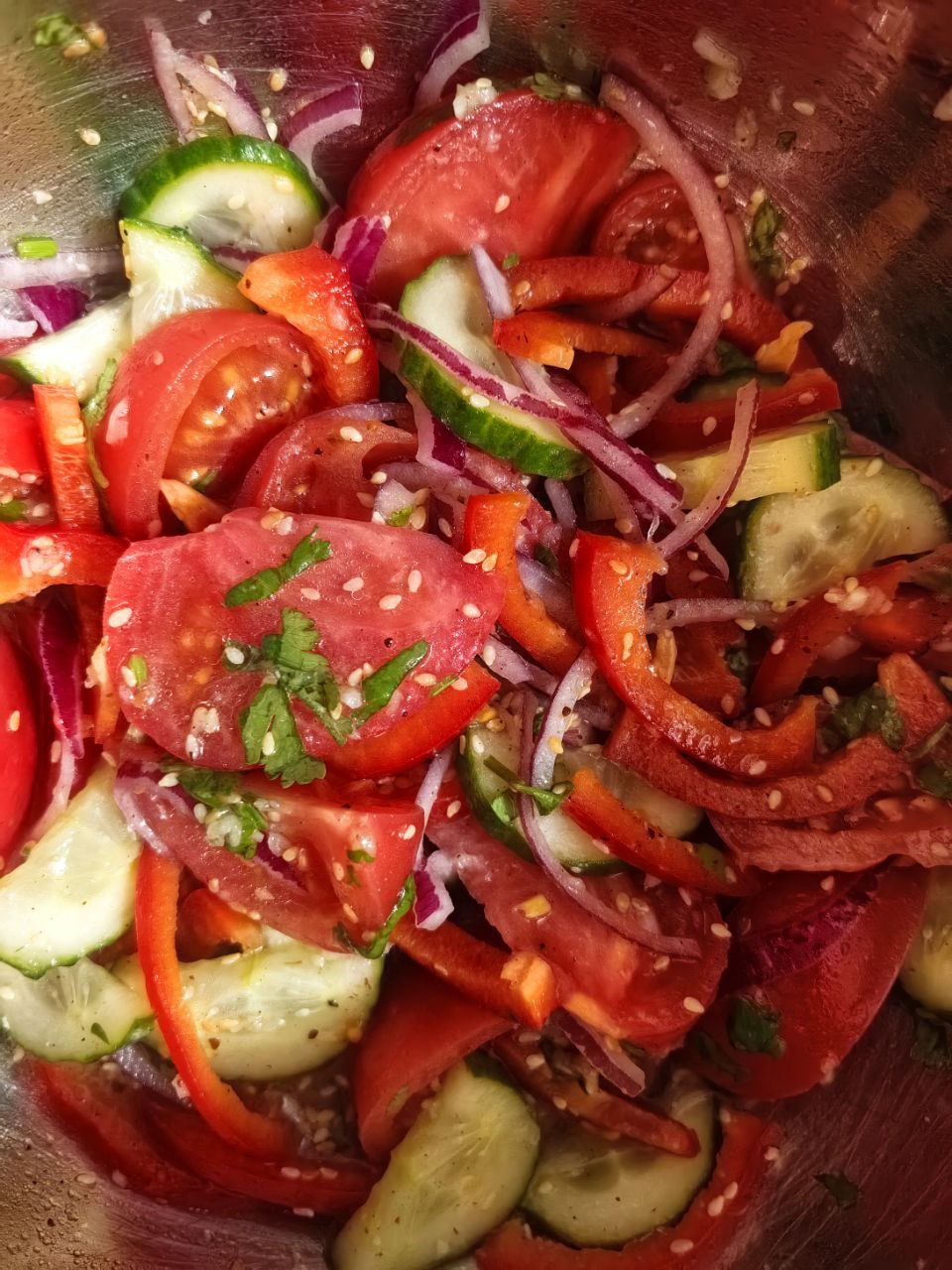 Овощной салат  с кунжутом и необычной заправкой.