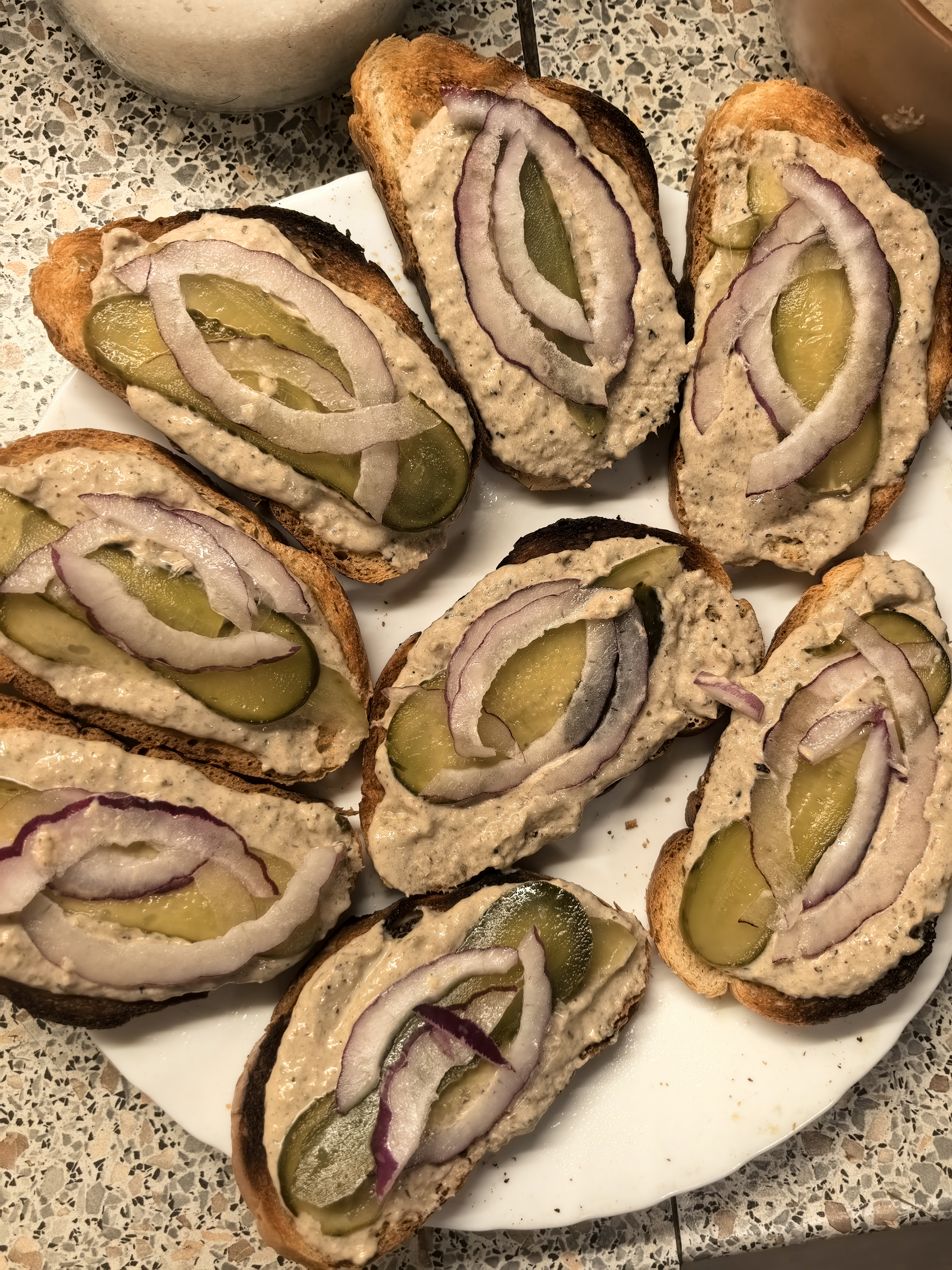 Хрустящие бутерброды с пастой из шпрот